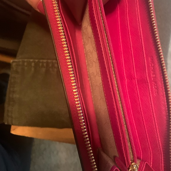 Micheal korrs wallet - Picture 2 of 2